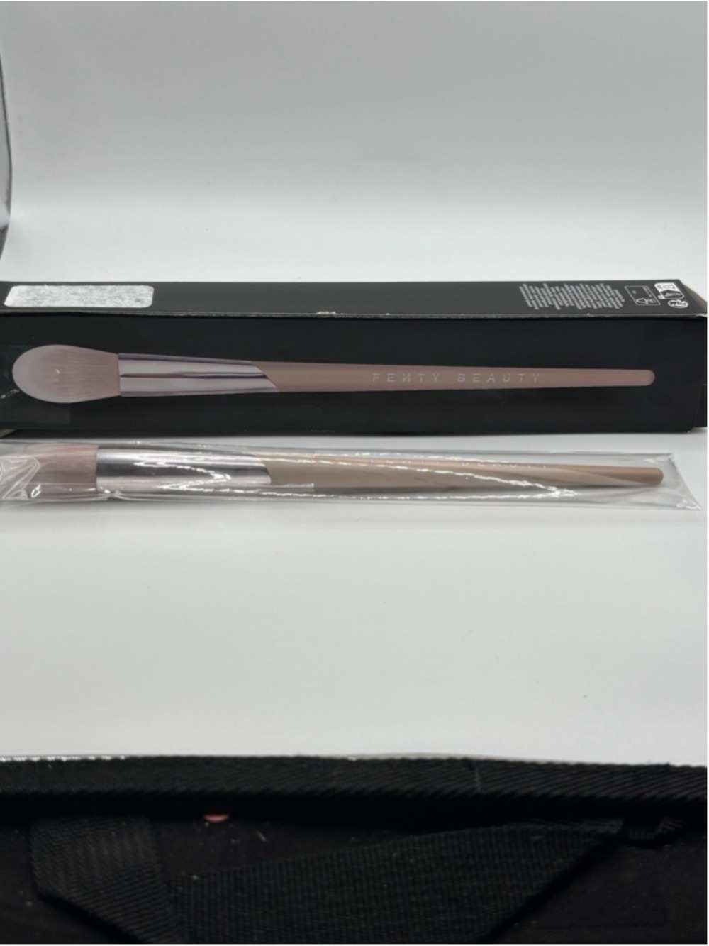 Fenty Beauty Highlighter Brush 135 NIB - Picture 7 of 7